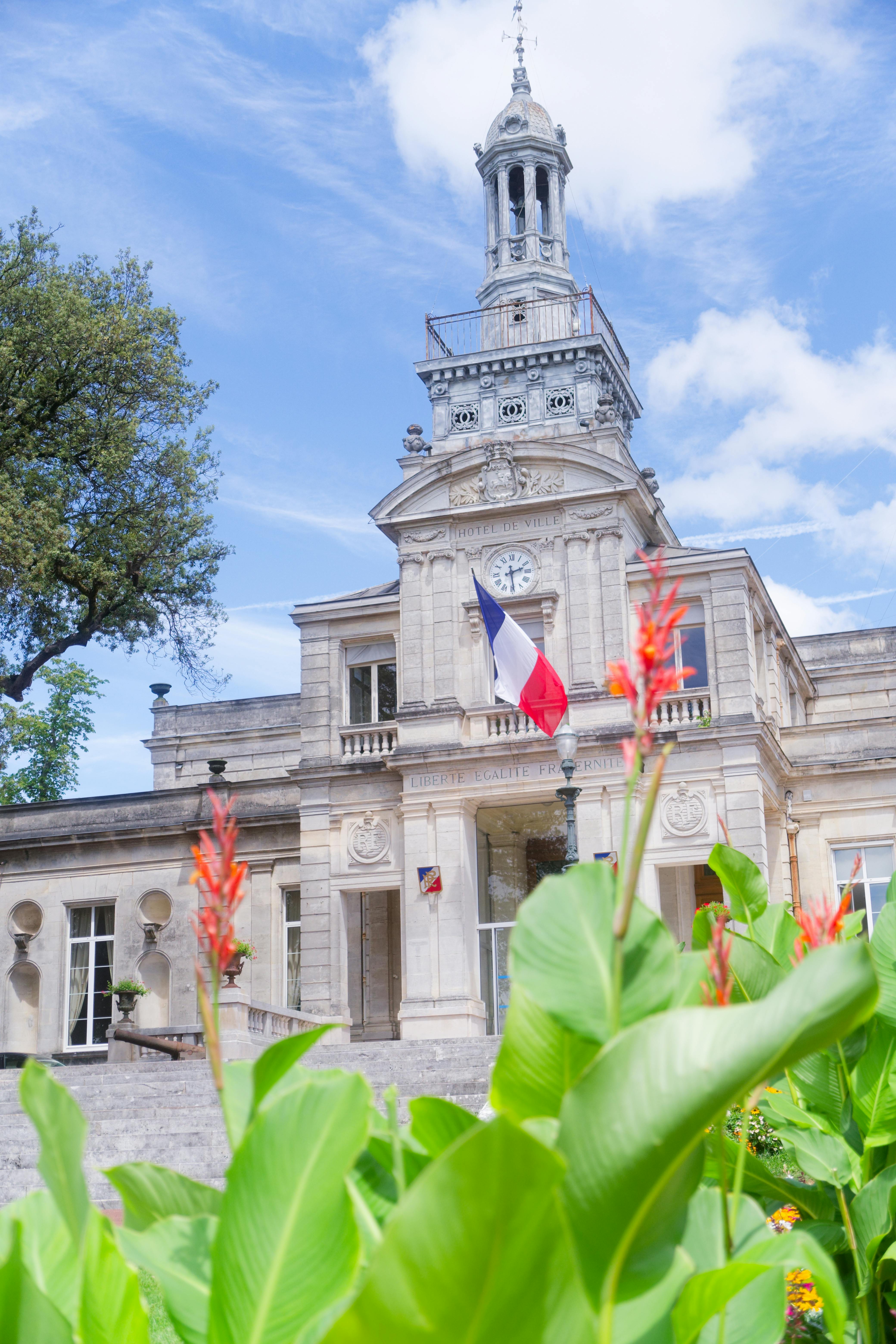 Drapeau français avec la tour Eiffel en arrière-plan